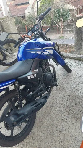 Vendo Factory 125 em ótimo estado de conservação.