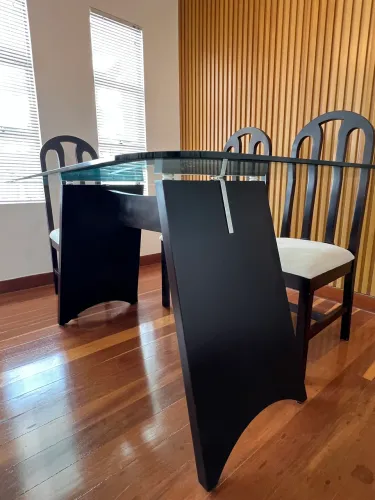 Mesa de Vidro Temperado + 6 Cadeiras em Madeira Maciça