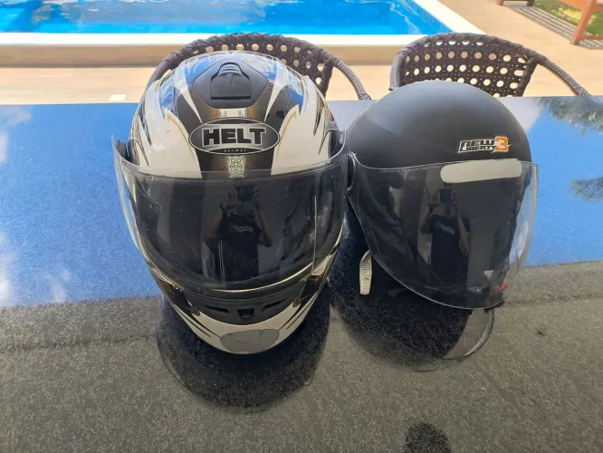 2 capacetes de moto