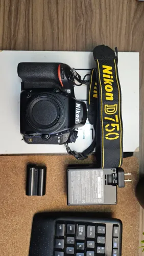 Nikon D750 - 39k cliques (usada)