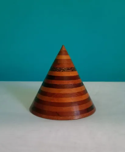 Antigo e raro potiche / porta jóias em madeira em forma de cone