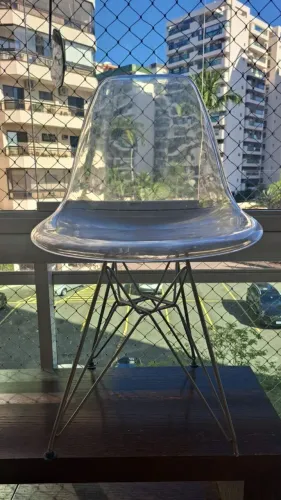 Cadeira de acrílico em ótimo estado.