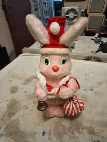 Boneco a pilha. Coelho. Nao sei se funciona 
