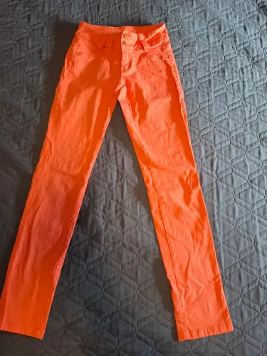 Calça jeans skinny na cor laranja 