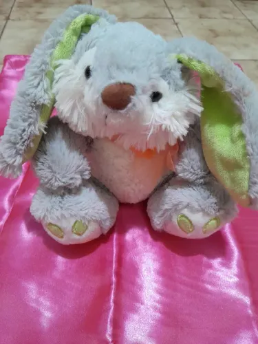 Coelhinho de Pelúcia Cinza - Brinquedo Infantil
