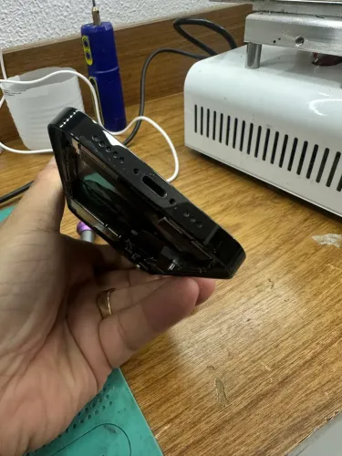 Carcaça do iPhone 14 pró E sim preta.