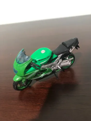 Miniatura Kawasaki Ninja verde 