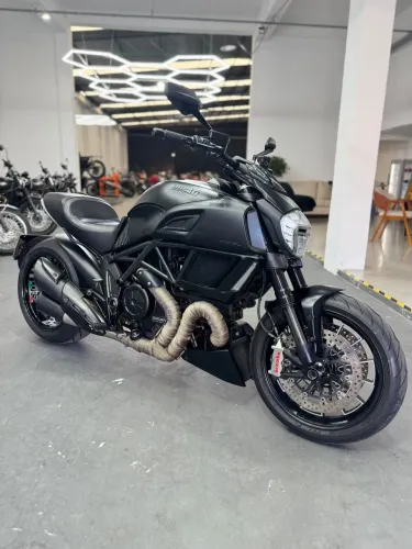 Ducati Diavel 2015 - 1198cc | 46.600 km | Potência e Estilo em uma só máquina!