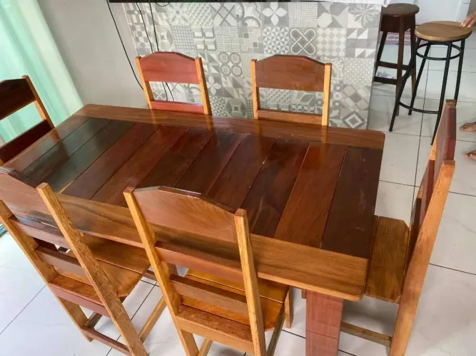 VENDO MESA DE MADEIRA COM 6 CADEIRAS