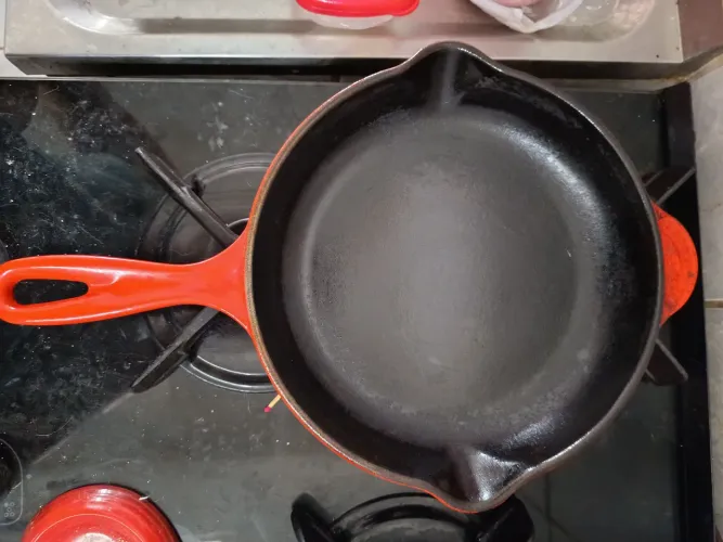 Frigideira de Ferro Fundido Vermelha