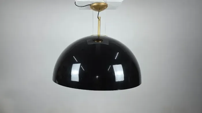 Lustre/Luminária de teto confeccionada em Acrílico cor Preto, com ferragem dourada
