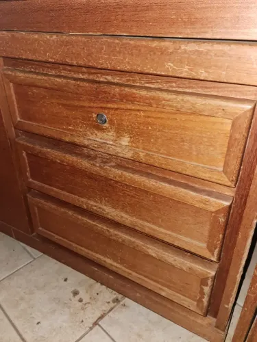 Gaveteiro com porta pasta suspensa em madeira cerejeira