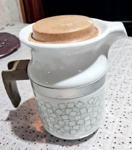 Linda jarra antiga de porcelana 