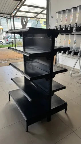 Gôndolas de centro na cor preta 1,40m (A) X 80cm (L) X 36cm (P)