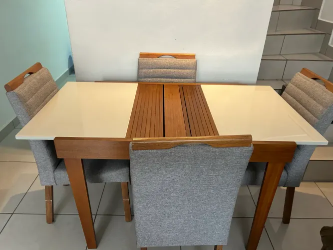 Mesa retrátil com tampo de vidro