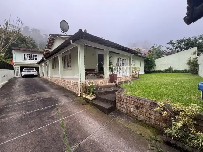 Casa com excelente localização no Quitandinha