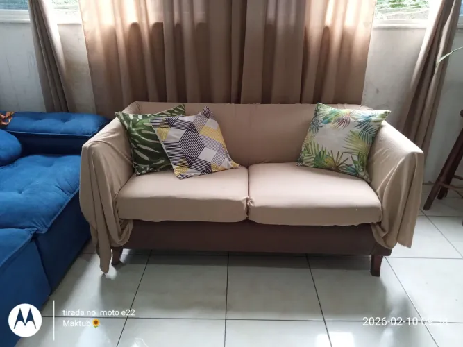 Sofá 2 lugares Linho Marron 2 almofadas Reforçado base madeira pés curvo