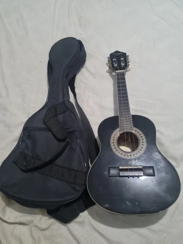 Cavaquinho faltando uma corda apenas.