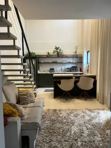 Apartamento mobiliado de alto padrão no Centro | Mezanino + 2 banheiros + garagem