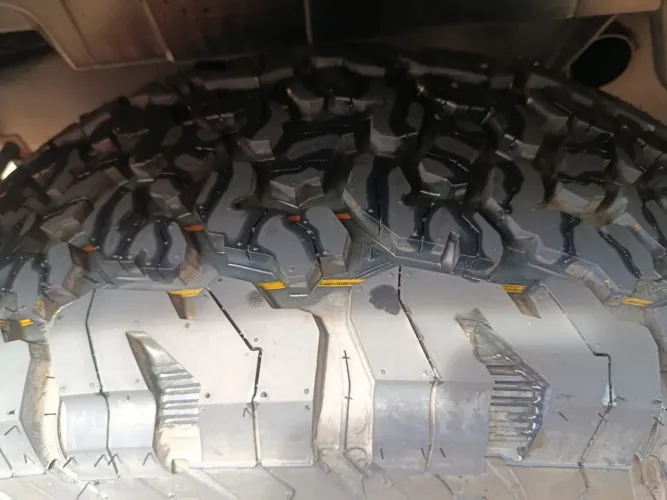 Jogo de pneu aro 18 265/65R18 misto zerado 
