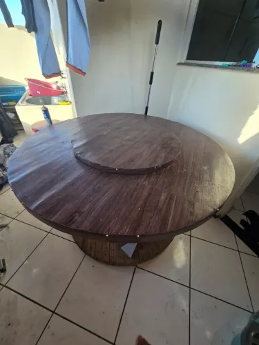 Mesa . De carretel com adega