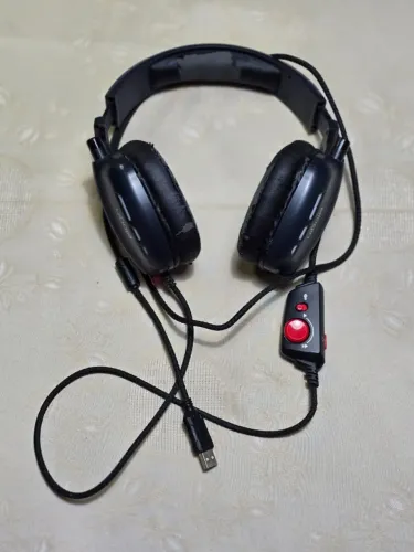 Headset gamer USB 7.1 Starbust Elogin HS22 preto com microfone