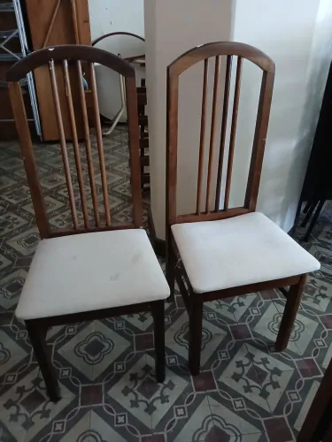 Cadeiras de jantar de madeira maciça estilo  Ferrugine Design com assentos estofados