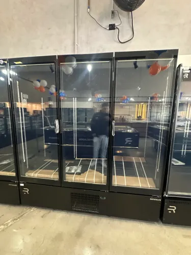 Expositor cervejeira 3 portas Premiun 1800 litros com vidros aquecidos - refrimate
