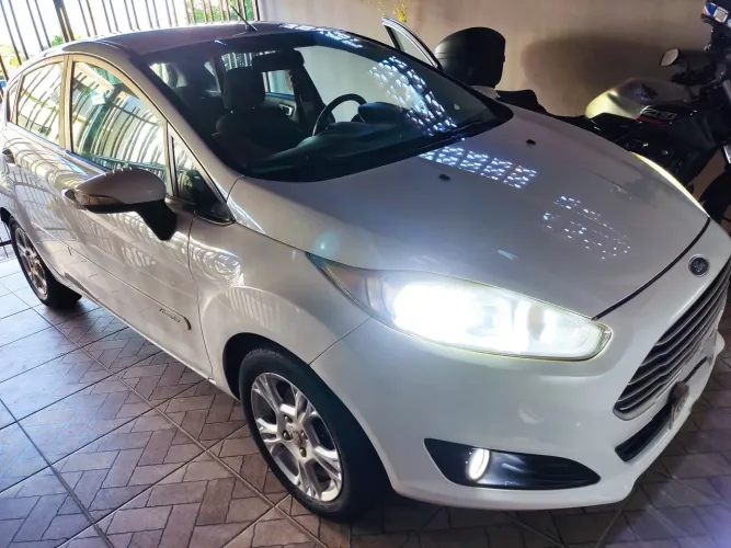 Ford Fiesta 1.6 16V Flex Aut. 5P 2015