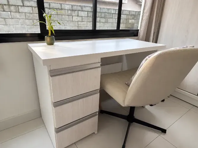 Escrivaninha + mesa de cabeceira planejadas em MDF