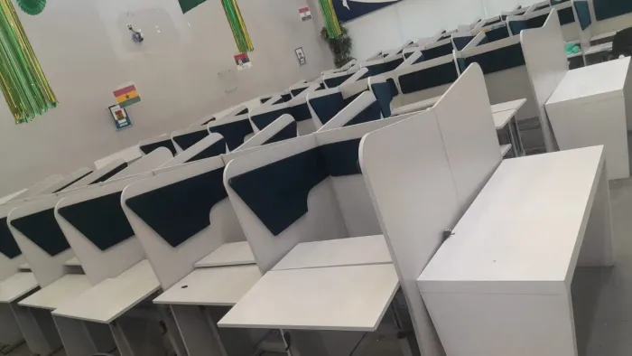 Baías e mesas para call-center aceito troca semi novo tenho 32 baías cada uma com 14 mesas