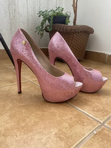 Salto alto rosa meia pata aberto na frente rosa