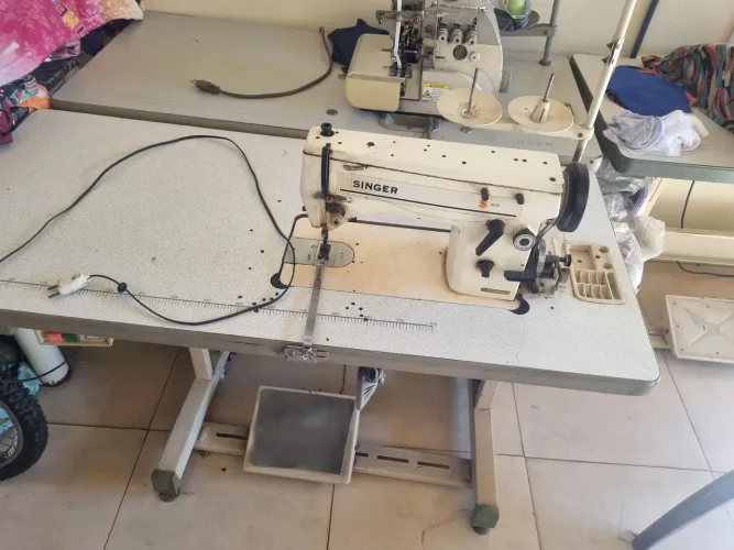 Máquina industrial de costura