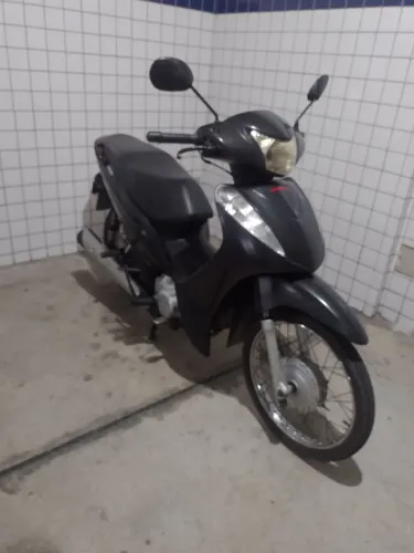 Vende se uma moto biz 125 cilindrada