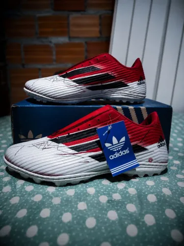 Chuteira Adidas