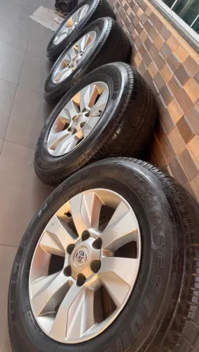 Jogo roda com pneus original hilux aro 17