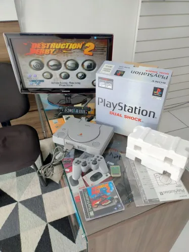 PlayStation 1 com serial batendo, extremamente novo