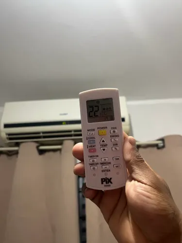 Ar condicionado Comfee MSM-12CR de 12.000 BTUs não é Inverter.