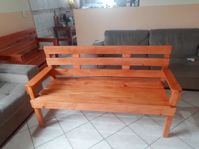 Sofá rústico em madeira de pinos