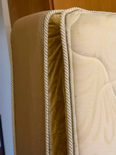 Cama Box King, muito conservada e reforçada.