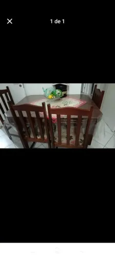 Mesa em madeira com 4 cadeiras