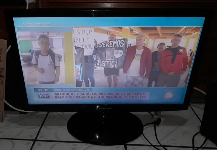 TV Monitor LED Samsung 27 polegadas (Modelo LT27B350/Pra Conserto Ou Retirada De Peças)