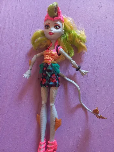 Vendo monster high lagoona fire usada