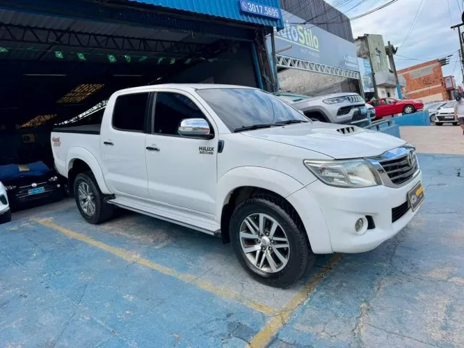 Toyota Hilux CD SRV D4-d 4X4 3.0 TDI Diesel AUT 2013