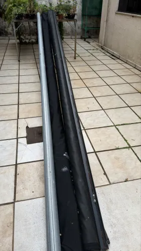 Toldo motorizado com braço articulado