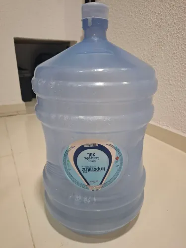 Galão de água vazio