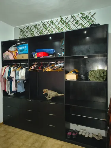 Closet semi novo