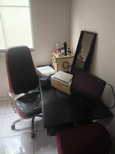 Mesa de escritório, cadeira presidente, impressora, monitor 20"" Samsung, fonte .