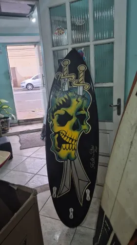 Prancha de Surf HF Fábio Lins - Arte Caveira e Espadas / Fundo Preto