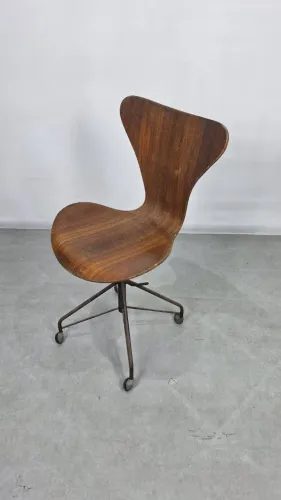 Cadeira Design Década de 70, Arne Jacobsen para Probjeto, marcas do tempo de uso